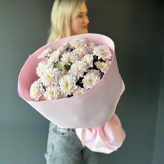 Розовый букет из кустовых хризантем