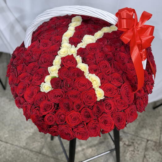 Корзина из 151 красной розы с буквой K