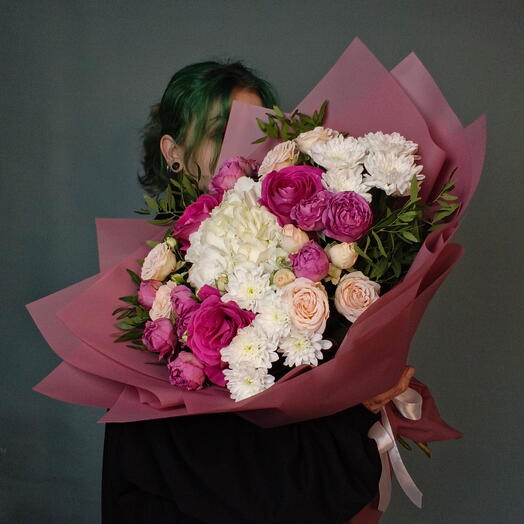 Букет «Velvet Peony» с гортензией, пионовидными кустовыми розами и хризантемой