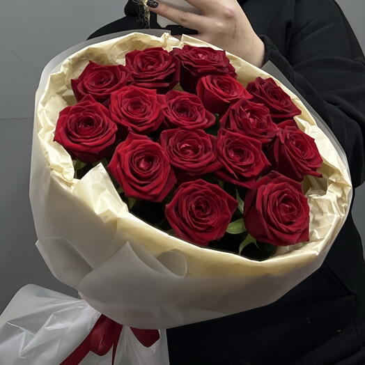 Красные розы 15 штук