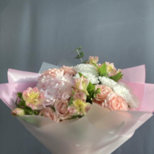 Нежный букет с гортензией, альстроменией и розой🌸