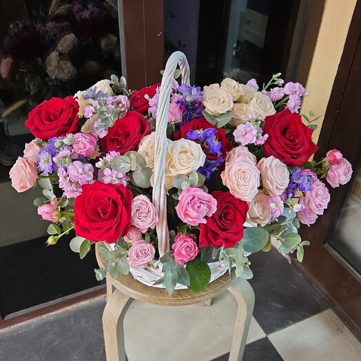 Корзина из маттиолы,  роз, кустовой пионовидной розы,  дельфиниума, эвкалипта