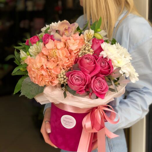 Bouquet of strawberries in cream