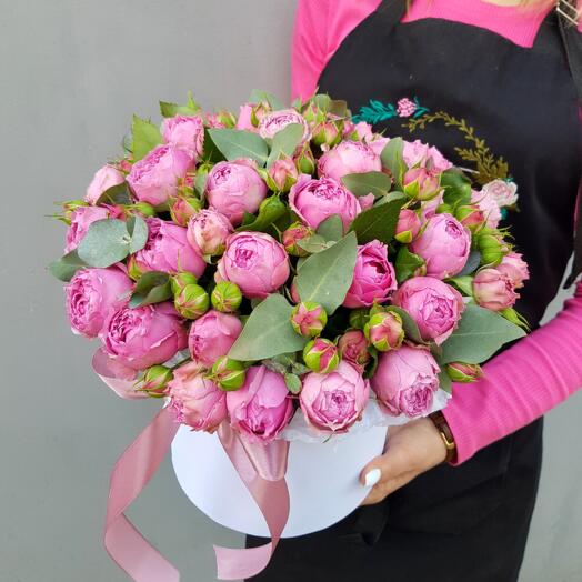 Composición De Rosas Arbustivas En Forma De Peonía