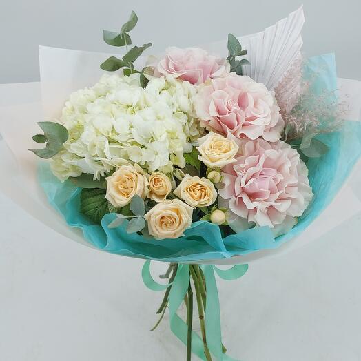 Букет с французскими розами и гортензией Флёр