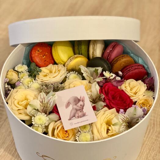 Цветы в круглой коробке с макарон