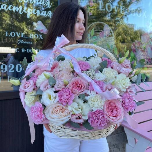 Корзина с цветами и эвкалиптом