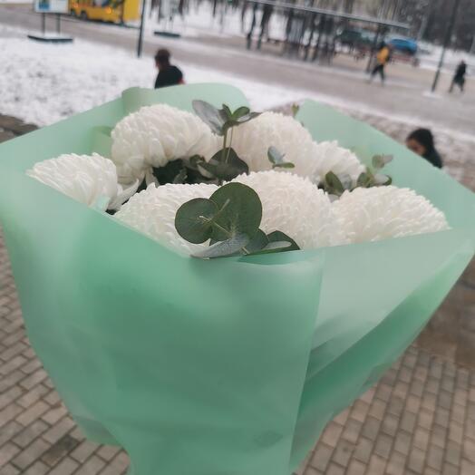 Букет из 7 хризантем белых и эвкалипта