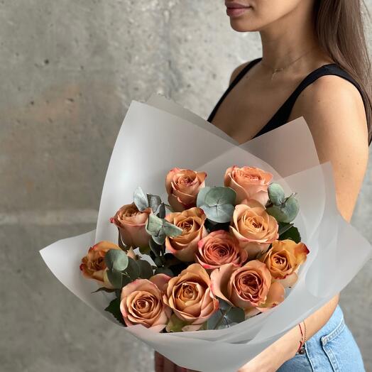 Ramo de 11 rosas de caramelo con eucalipto