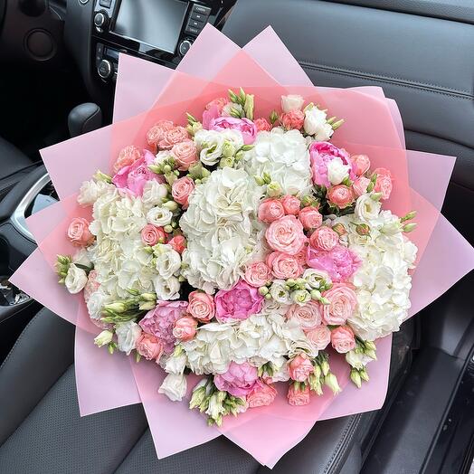 Ramo con peonías, hortensias y rosas en forma de peonía