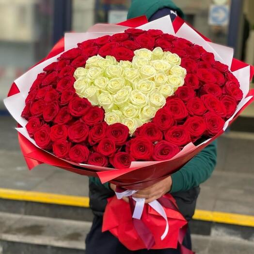 Букет из красных и белых роз