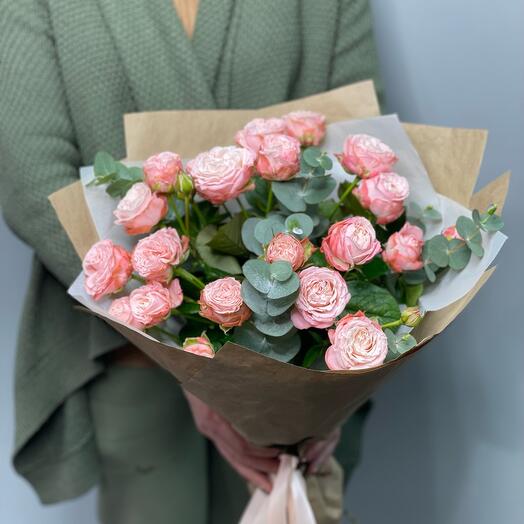 Rosas en forma de peonía con eucalipto