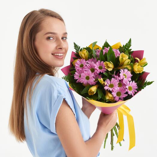 Букет из розовых хризантем и желтых альстромерий