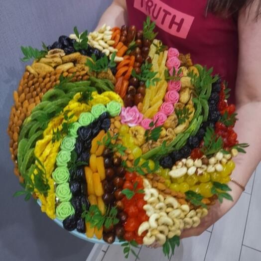 Подарочный набор из орехов, сухофруктов и шоколада