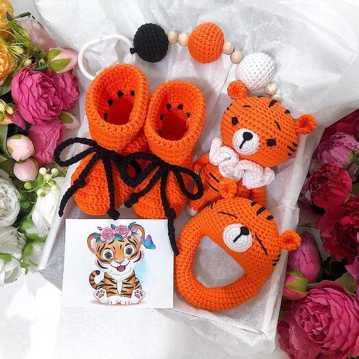 Подарочный набор на рождение с тигренком. Вязаные игрушки для новорожденных. Подарок на выписку, на крестины. Набор с тигренком