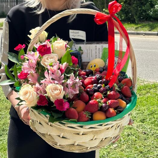 Корзина с цветами и ягодами