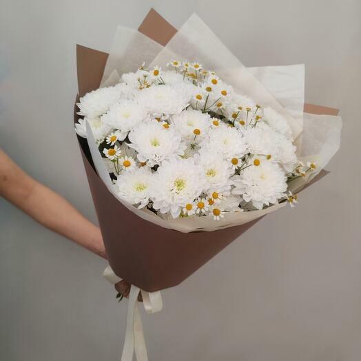 Bouquet of white chrysanthemums and daisies