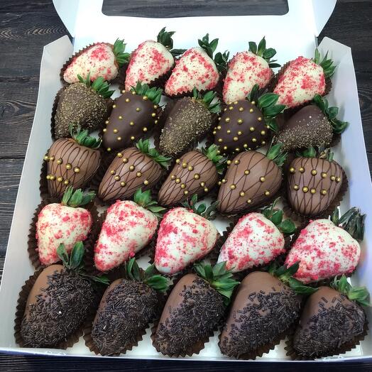 Strawberry set in chocolate "Brutal"