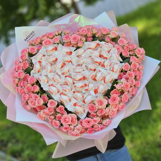 Букет из кустовых роз и раффаело