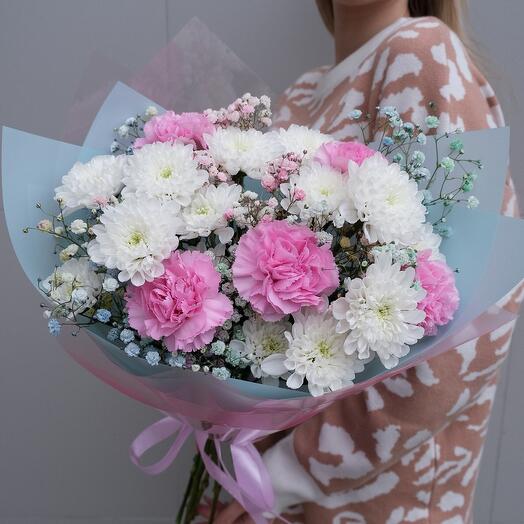 Bouquet with chrysanthemum and dianthus
