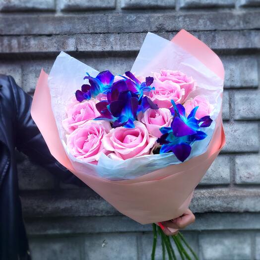 Rosas Rosadas con orquídeas azules