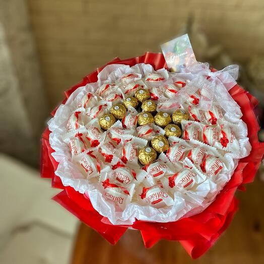 Букет из Raffaello и Ferrero Rocher
