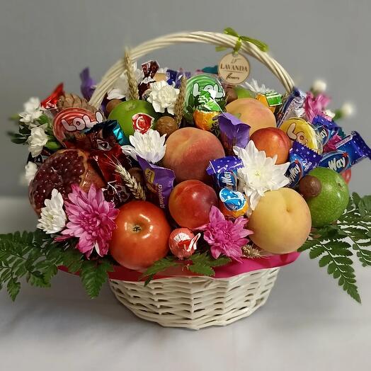 Корзина с фруктами и сладостями