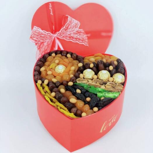 Сердце из сухофруктов с орешками и конфетами Ферреро Роше