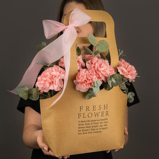 Сумочка с розовыми диантусами и эвкалиптом