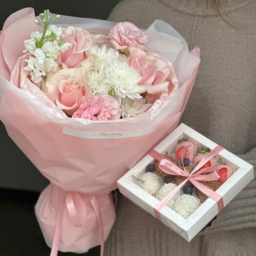 КОМБО НАБОР (7) «TOTAL PINK» букет и набор 9 штук клубник с голубикой