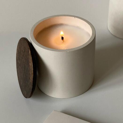 Свеча в гипсовом подсвечнике с ароматом на заказ от Aroma + Свечи