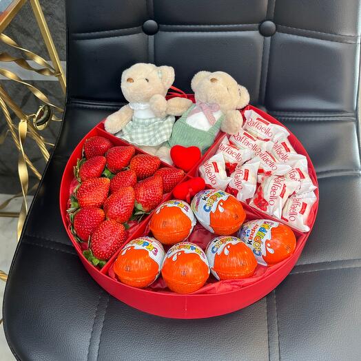 Caja con Fresas, Osos, Raffaelo y Kinder Sorpresa