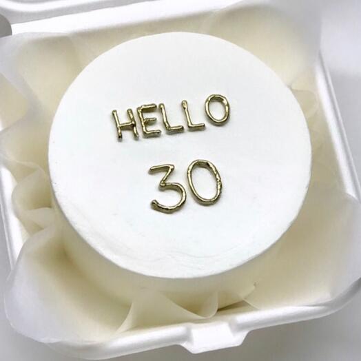 Бенто торт с золотой надписью HELLO 30