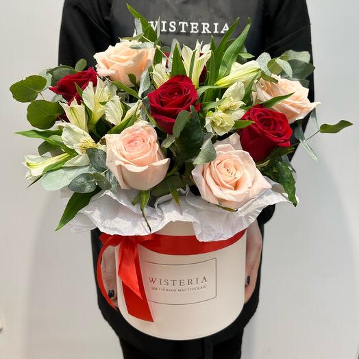 Rosas, alstroemeria y eucalipto en una Caja de sombreros (02030030)