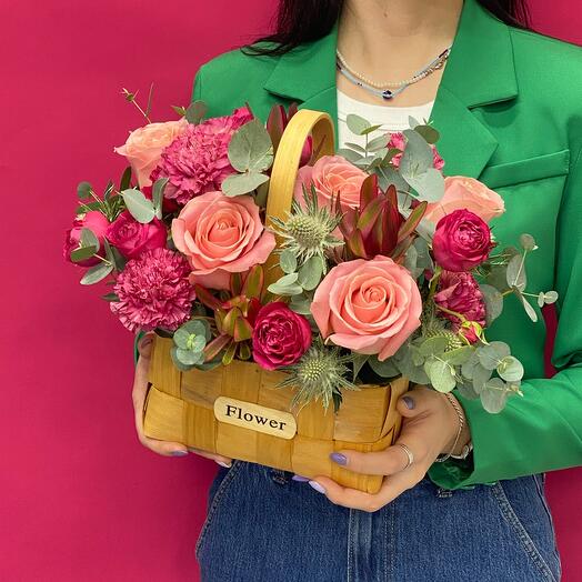 Корзина с розовой розой «Малиновый лимонад»