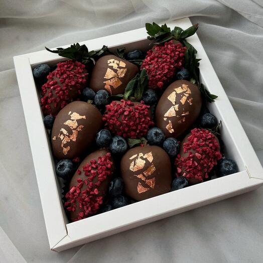 Клубника в шоколаде️️️️️️️️️️️️️ с голубикой️ маме️️