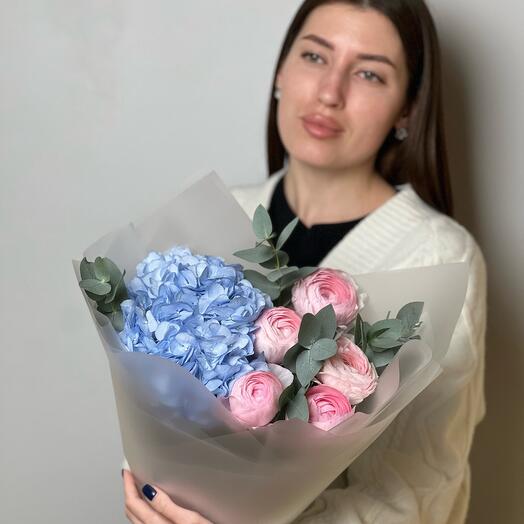 Гортензия и ранункулюсы