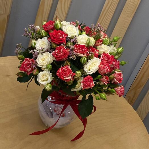 Кустовые розы в стеклянной вазе