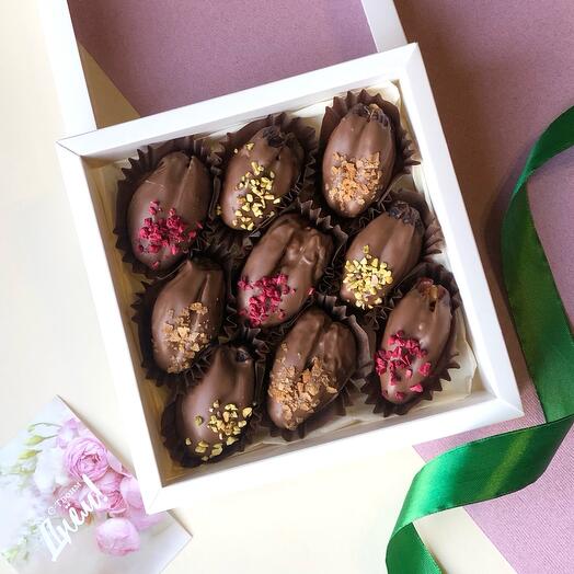 A set of 9 royal dates in milk chocolate with nuts as a gift