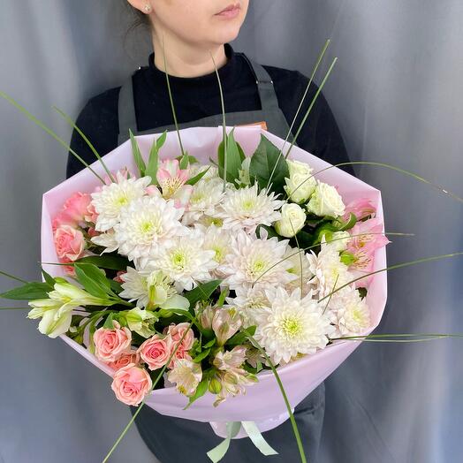 Delicate bouquet with bush roses and alstroemeria