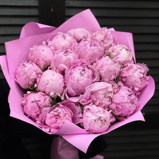 Ramo de 35 peonías con vegetación y decoración