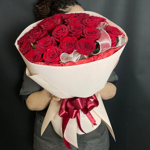 25 роз в стильном оформлении