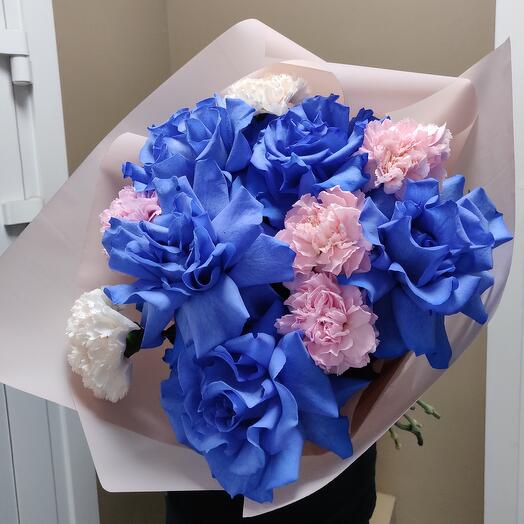 Авторский букет французских синих роз и диантусов