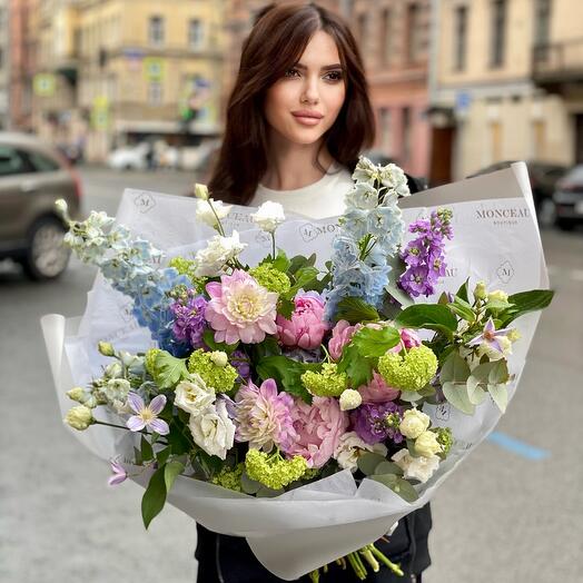 Авторский букет с пионами и георгинами