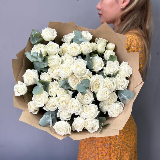 Special offer!!! 30percent discount until 04/05/2025. Monobucket of Peony-Shaped Roses Miss Bombastic with Eucalyptus 🤍(0002004)
