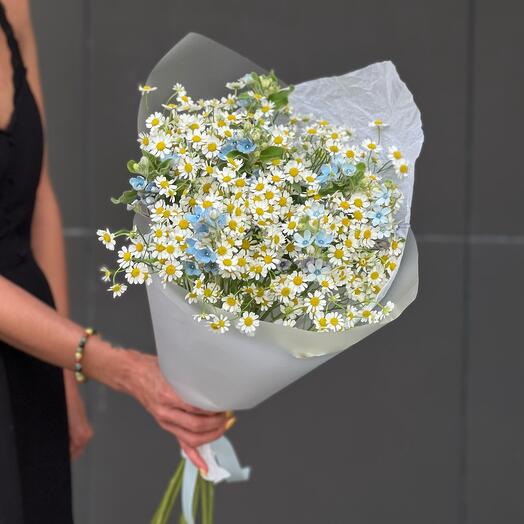 Author's bouquet with daisies and forget-me-nots