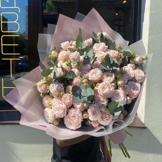 Bouquet of 15 peony-shaped shrub roses with eucalyptus