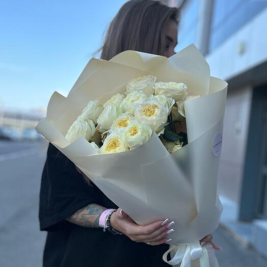 Букет из пионовидных кустовых роз