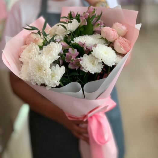Из хризантемы, кустовой розы, и альстромерии💗