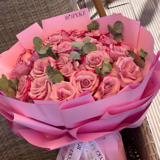 Букет с французскими розами и эвкалиптом